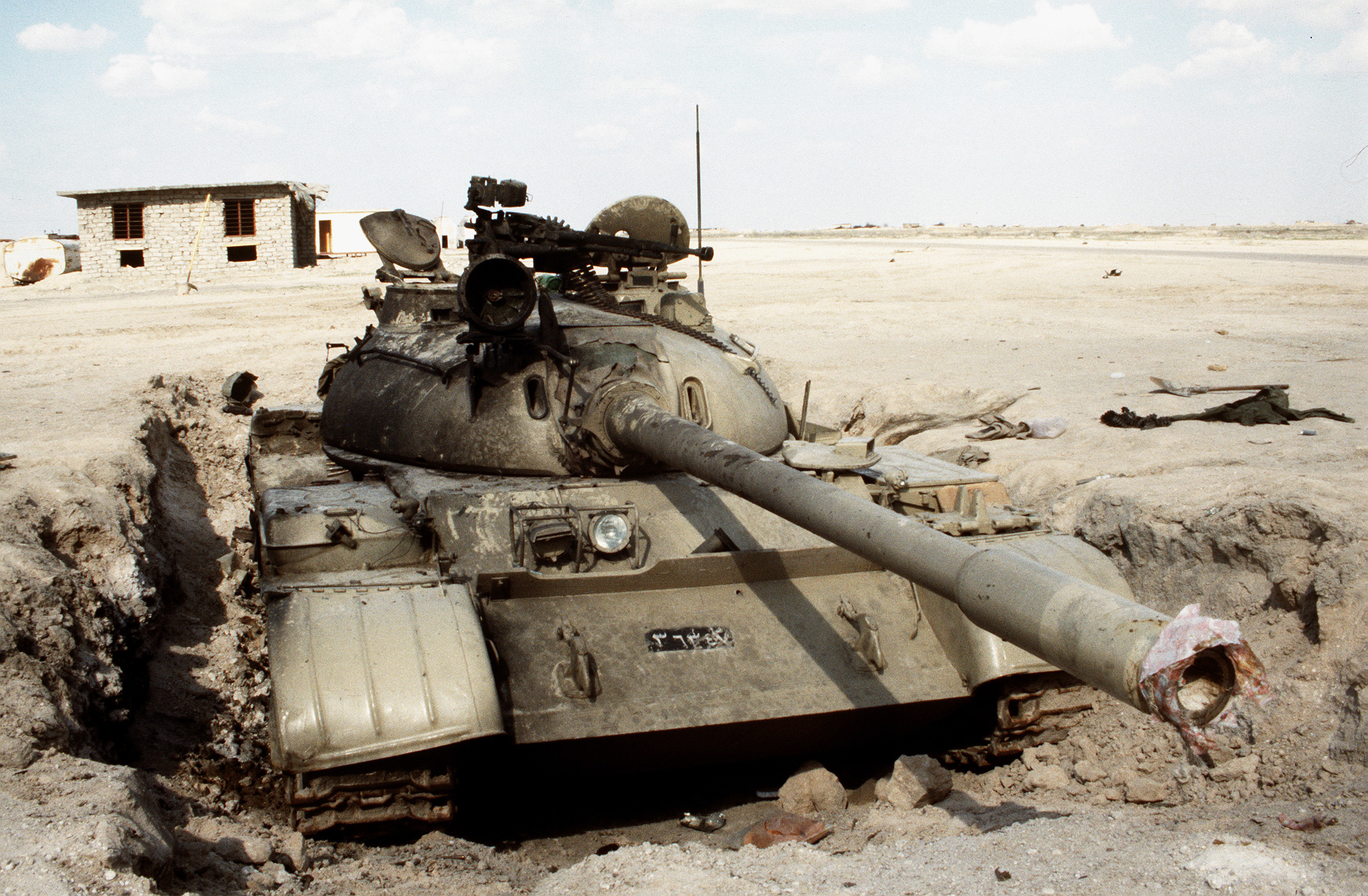 Disabled_Iraqi_T-55_tank_at_the_Jalibah_Airfield.JPEG