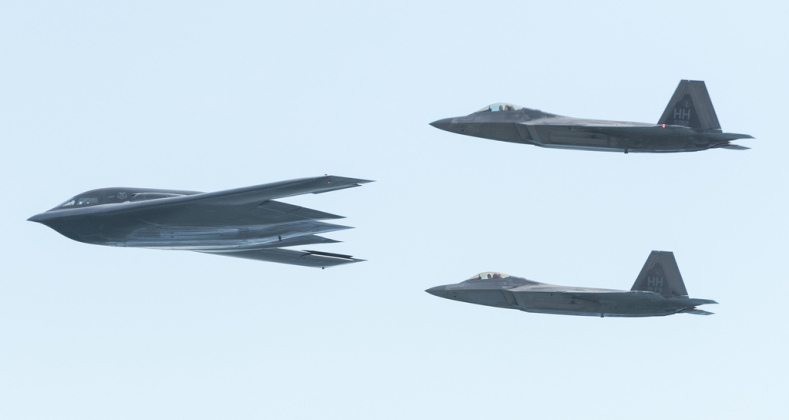 قاذفة بي-2 سبيريت مع مرافقة إف-22