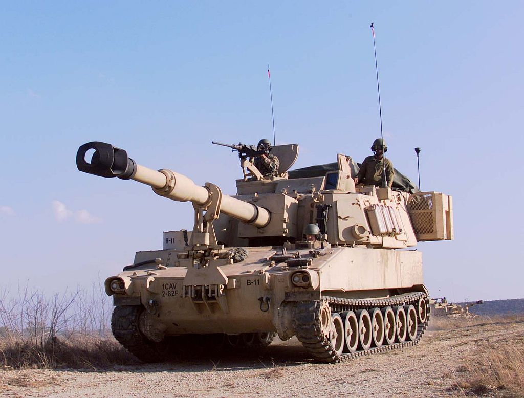 m109a6paladin_01.jpg