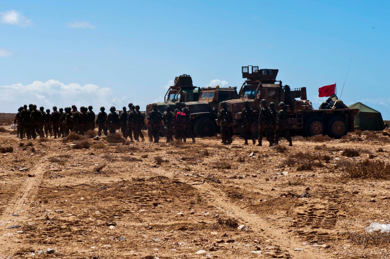 Members_of_the_Royal_Moroccan_Armed_Forces_prepare_to_train_with_U.S._Marines_assigned_to_the_24th_Marine_Expeditionary_Unit_%28MEU%29_April_12,_2012,_on_a_beach_in_Cap_Draa,_Morocco_120412-N-QM601-25.jpg