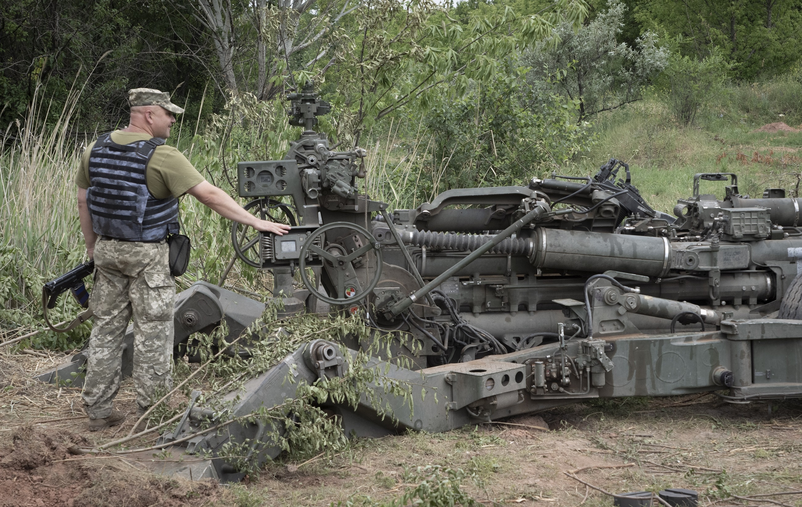 ukraine-donetsk-soldiers-missile.jpg