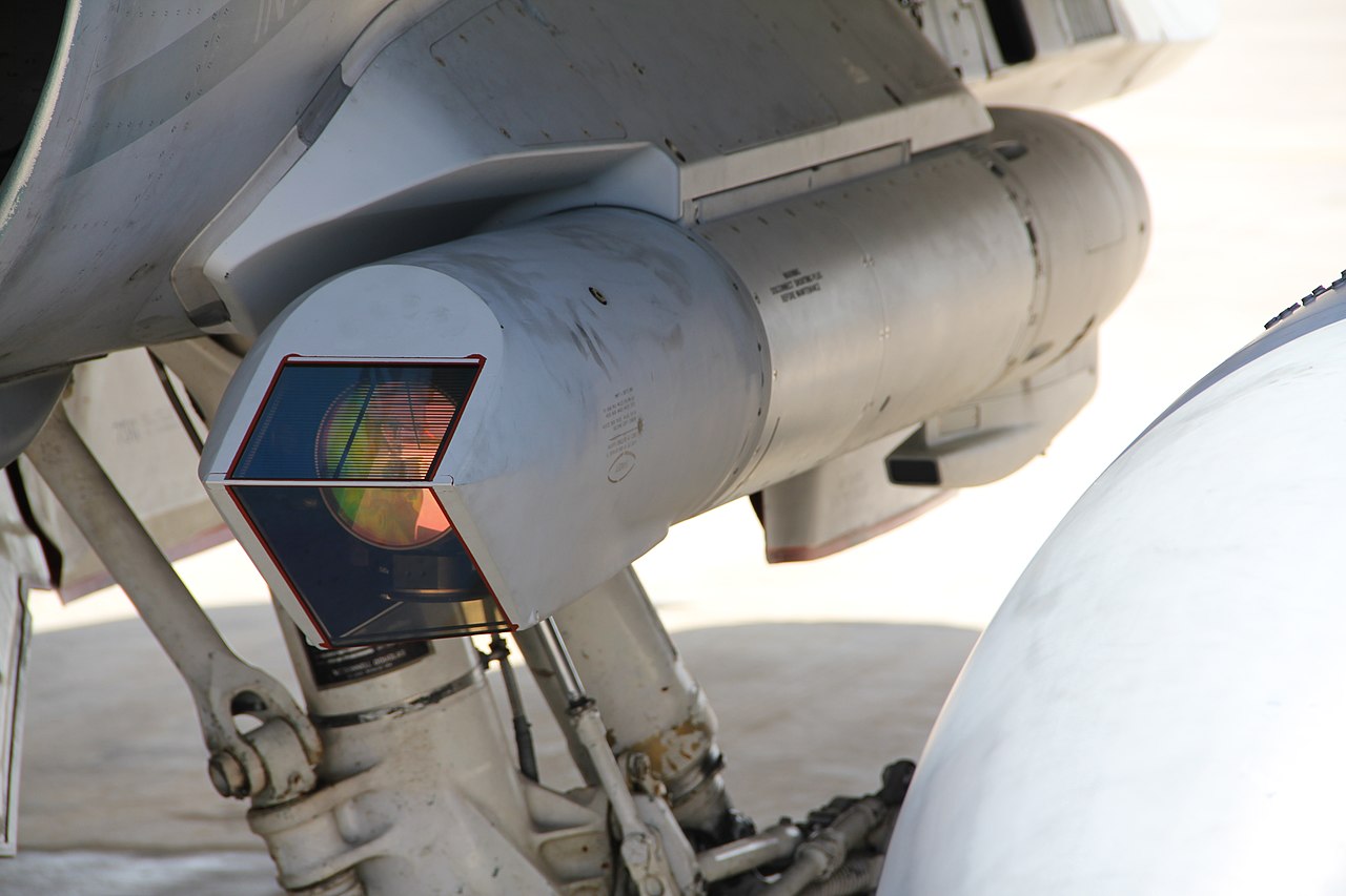 1280px-Sniper_XR_pod_mounted_on_Canadian_CF-188_%285624032086%29.jpg