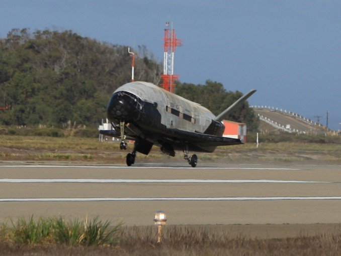 air-force-x-37b-landing-in-california.jpg