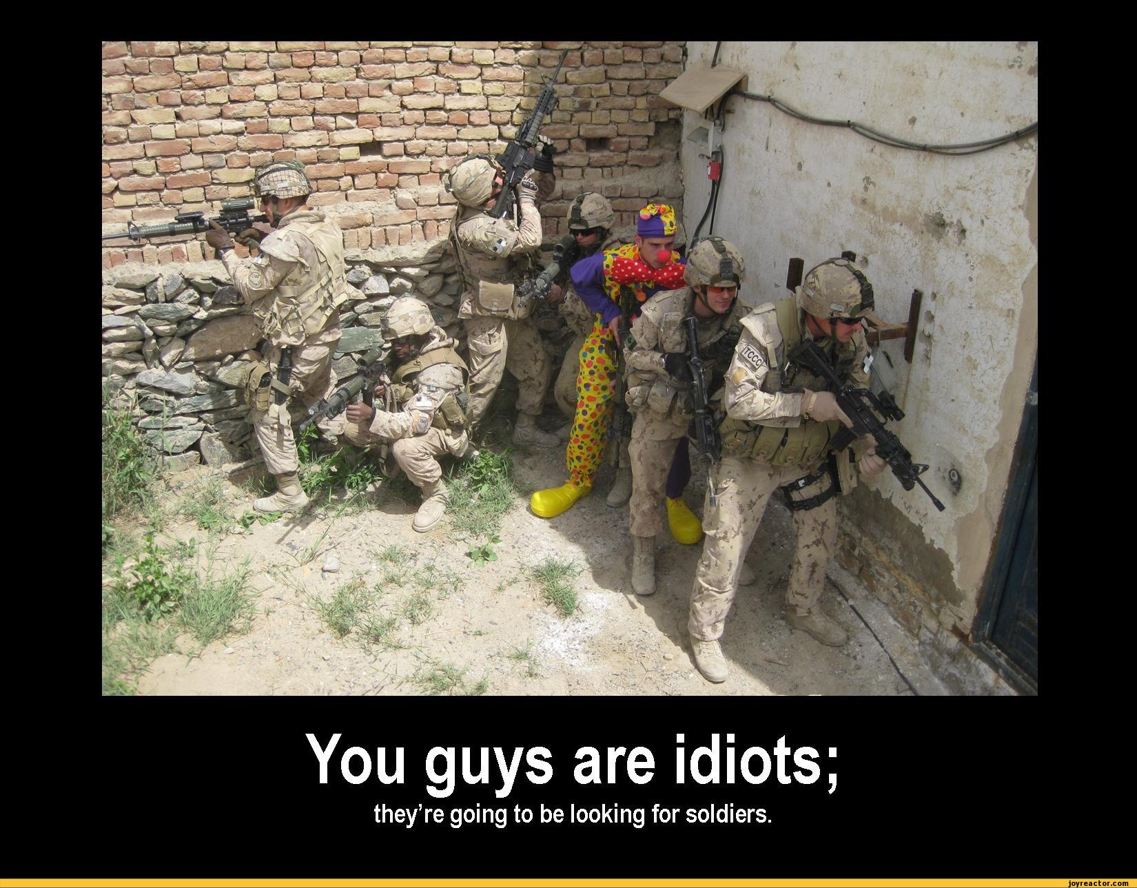 funny-pictures-auto-army-clown-383346.jpeg