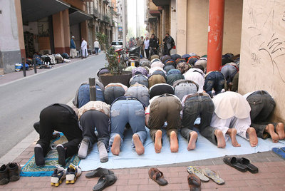 Musulmanes_rezando_calle_Lleida.jpg