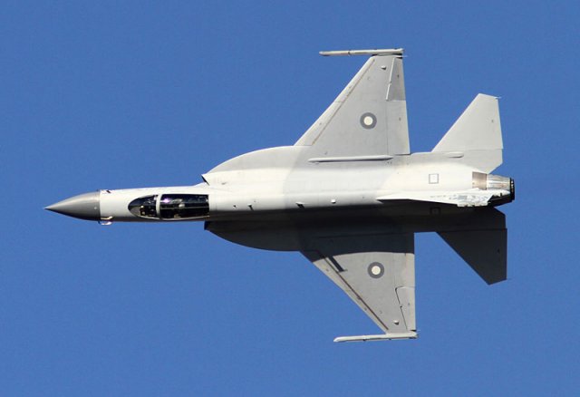 Three_JF_17_fighter_aircraft_left_Pakistan_to_participate-in_Paris_Air_Show_2015_640_001.jpg