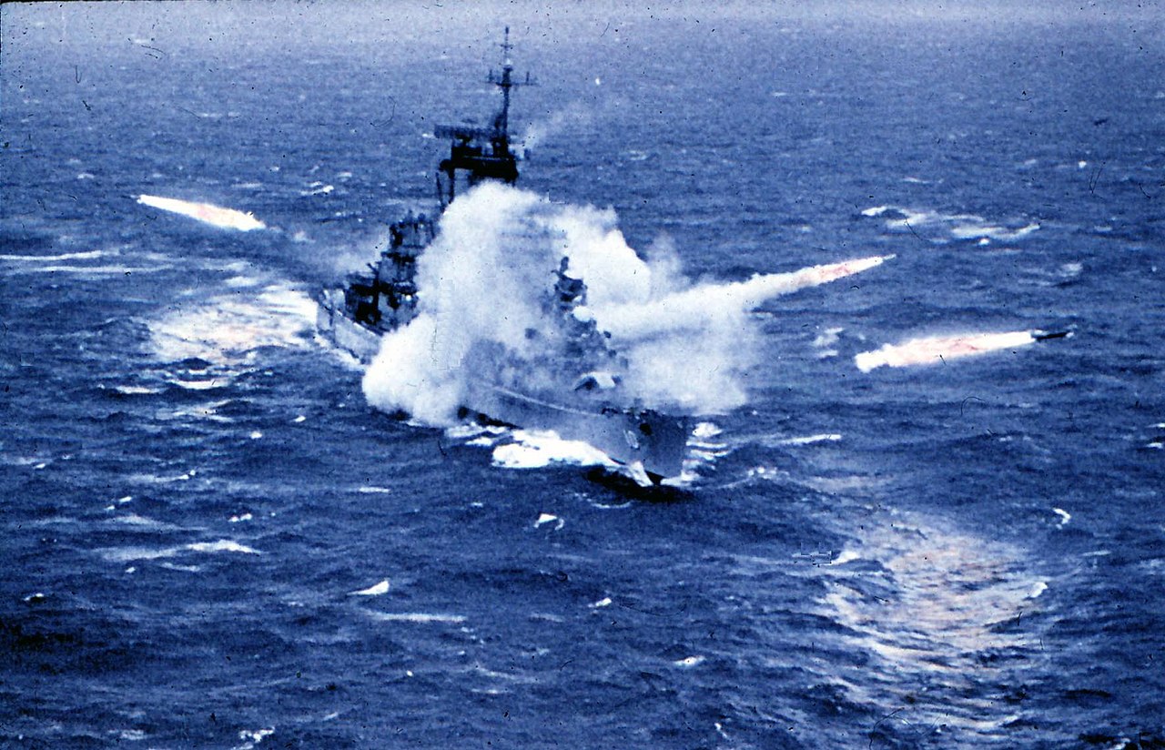 USS_Albany_firing_missiles_1963.jpg