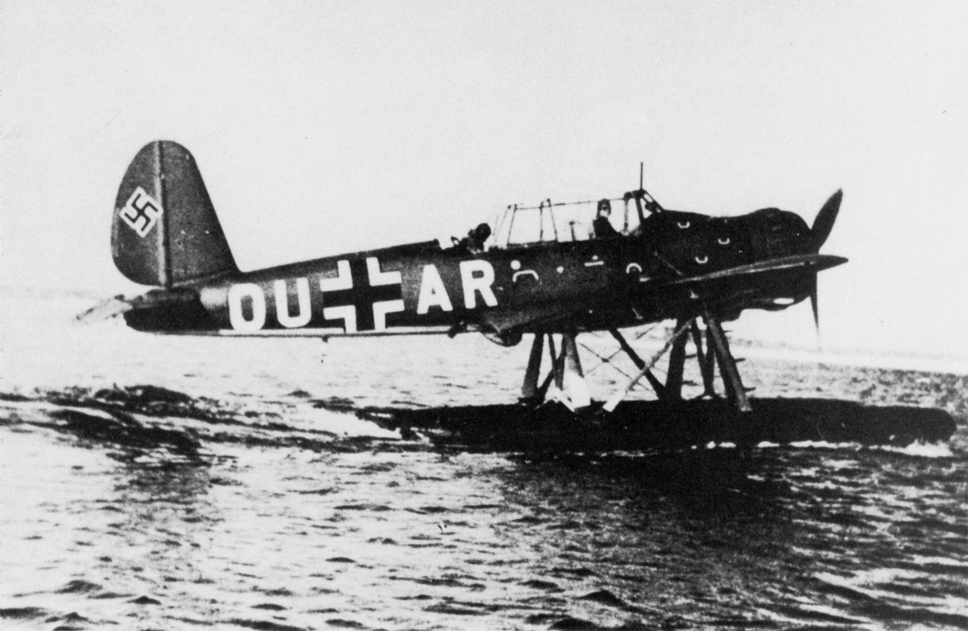 Arado_Ar_196A-2_taxiing_1940.jpg