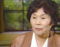 24 اكيكو تاكاكورا 高蔵 信子) Takakura Akiko) كانت أيضا من بين الناجين الذين تواجدوا بالقرب من مركز الانفجار، حيث كانت داخل بنك هيروشيما على بعد 300 متر فقط من مركز الانفجار وقت الهجوم. 