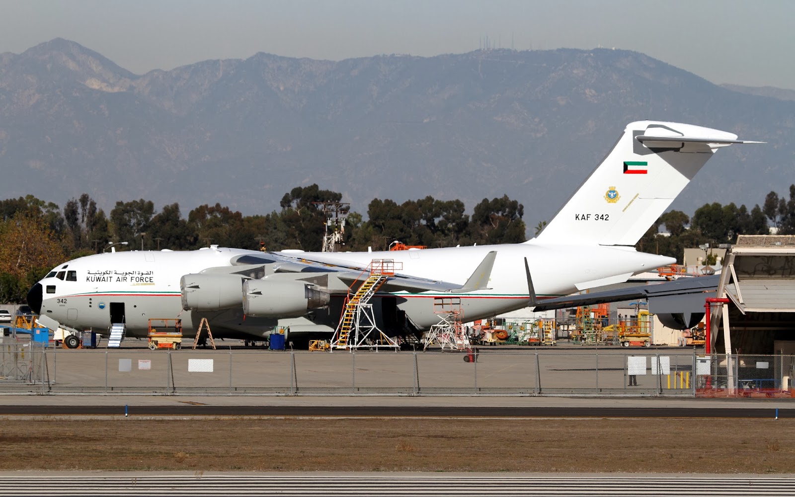 Photo+of+Royal+Kuwait+Air+Force+C-17+at+Long+Beach+Airport.jpg