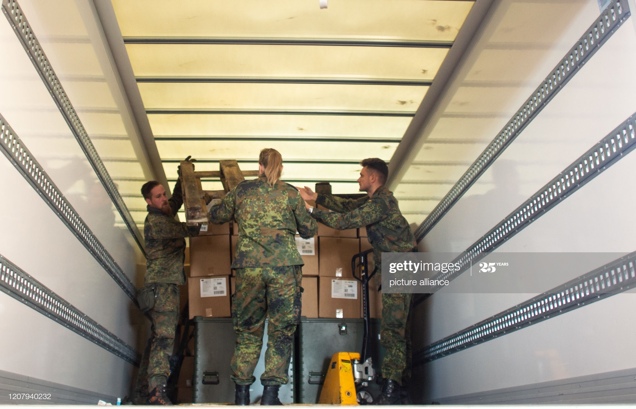 march-2020-north-rhinewestphalia-erkelenz-soldiers-are-loading-boxes-picture-id1207940232