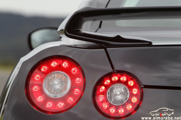 2013_nissan_gt-r_tlight_fd_1108111_717.jpg