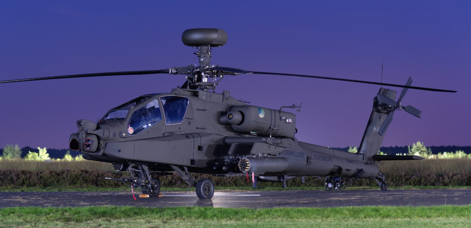 سد الفجوةولعقود، صُممت طائرة أباتشي AH-64 لتدمير الدبابات وتقديم دعم وثيق للقوات البرية. أما الآن، فيُكلفها الجيش بمهمة لم يتوقعها الكثيرون، اصطياد الطائرات المسيرة، و لسد هذه الفجوة، يتجه الجيش إلى منصة يثق بها بالفعل، وهي طائرة أباتشي AH-64E الإصدار 6، ويحولها إلى منصة متنقلة لمكافحة الطائرات غير المأهولة.