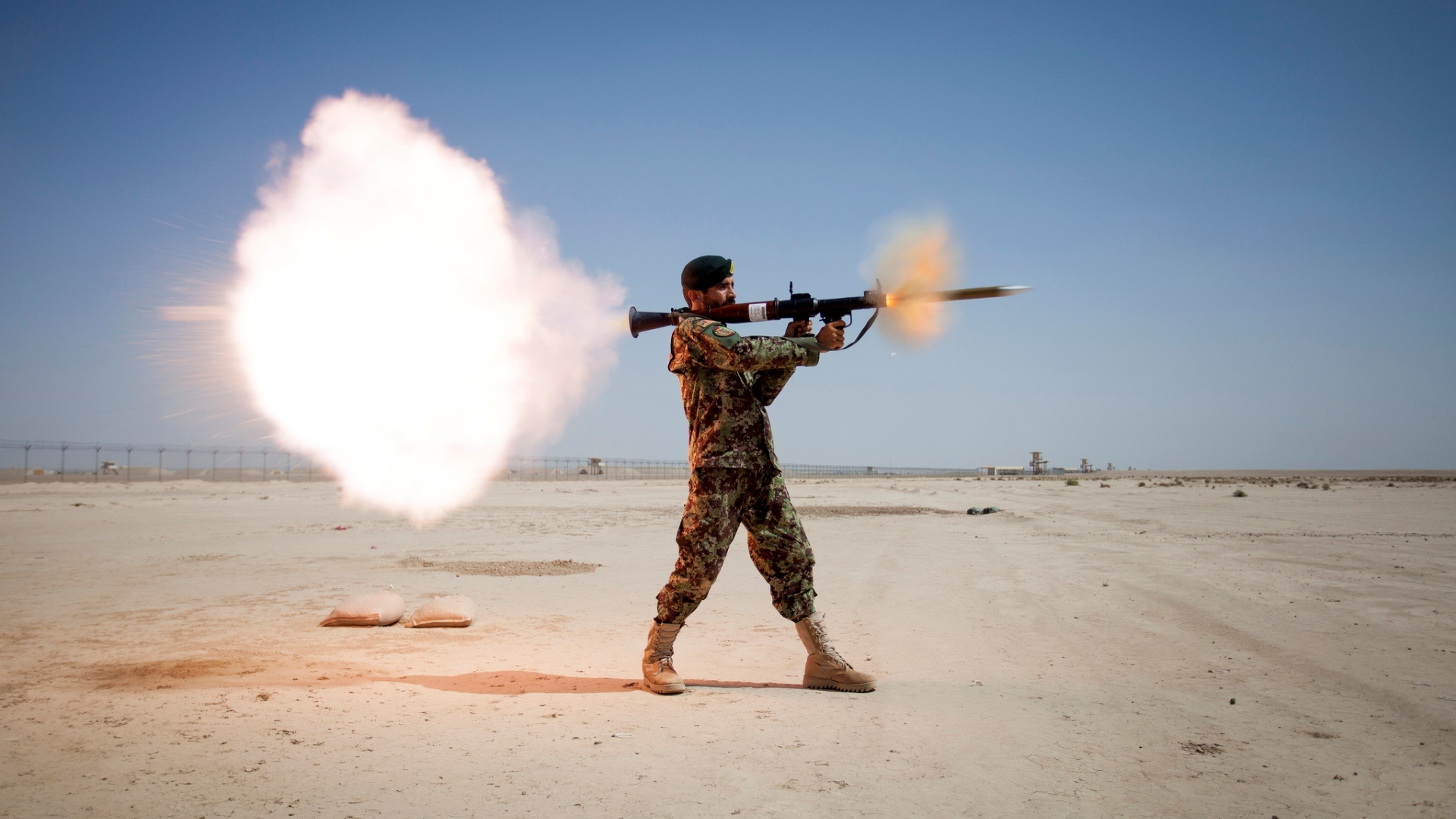 soldier_with_rocket_launcher_gun-1920x1080.jpg