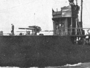 HMS_Defender_1911_4_inch_gun_.jpg