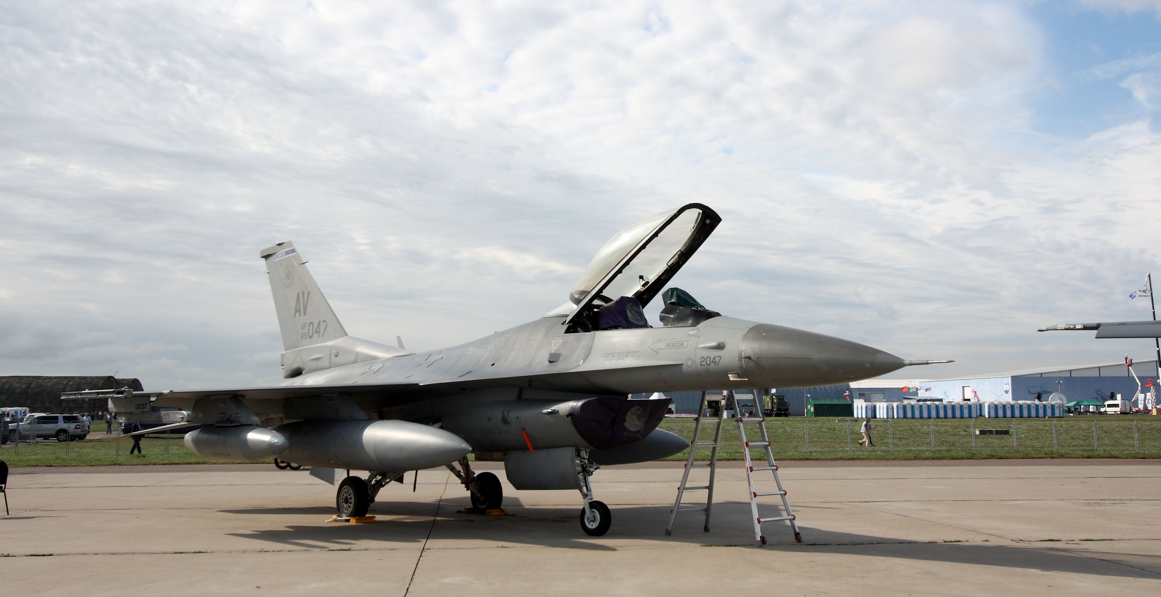 General_Dynamics_F-16_C-D_at_the_MAKS-2011_(01).jpg