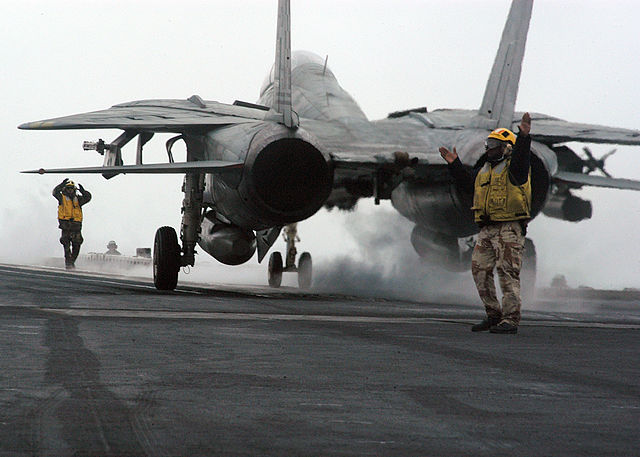 640px-US_Navy_040108-N-7090S-003_Flight_deck_personal_direct_an_F-14_Tomcat_assigned_to_the_Checkmates_of_Fighter_Squadron_Two_One_One_%28VF-211%29.jpg