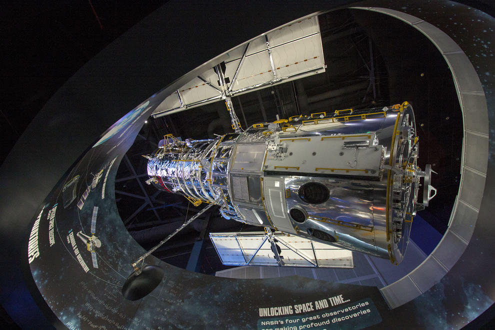 Hubble-replica-at-KSC-Atlantis-exhibit.jpg