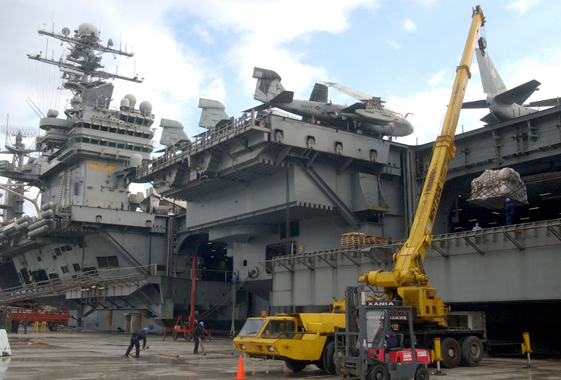 USS_Theodore_Roosevelt_-_resplenishment.jpg