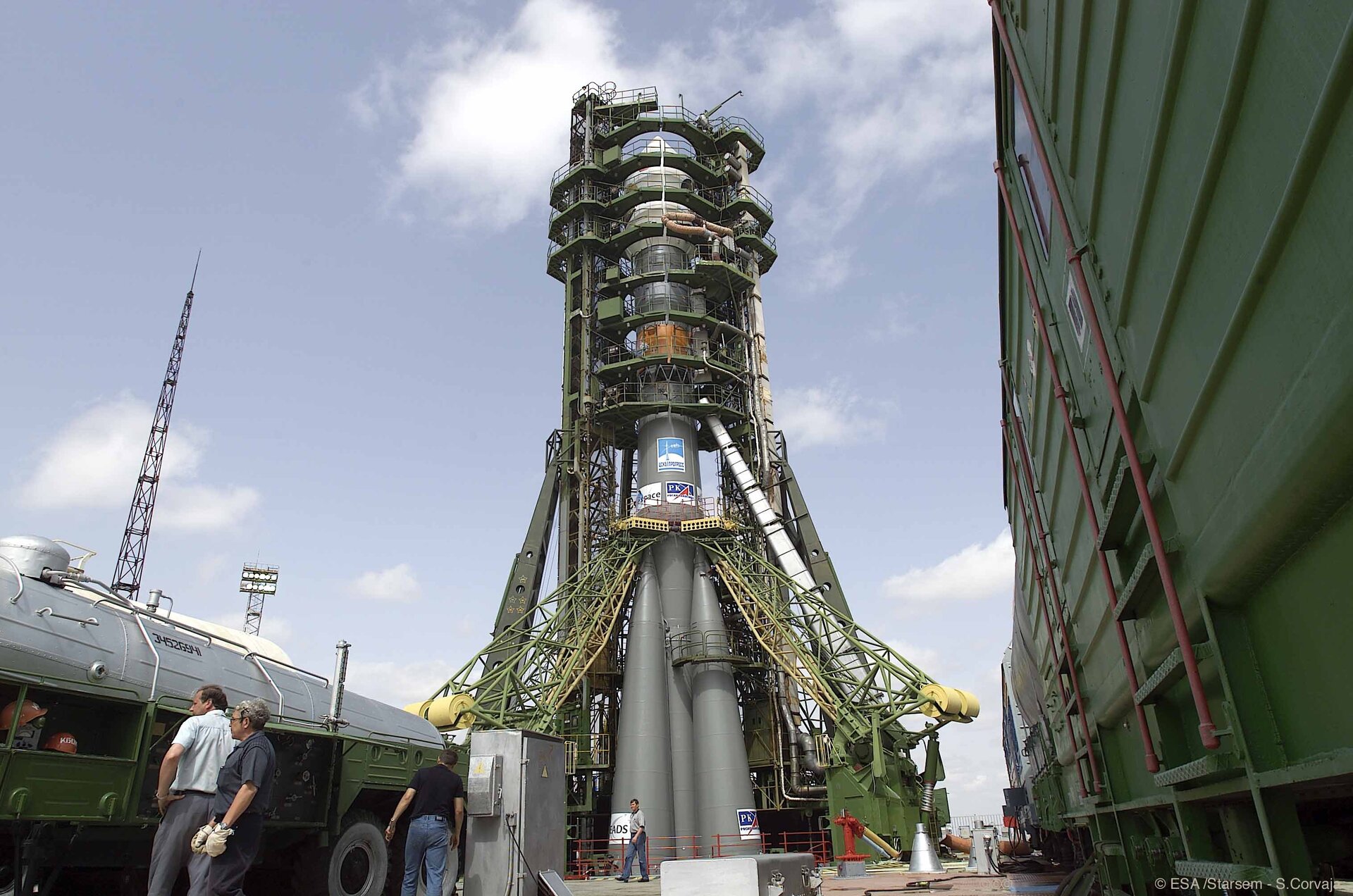 The_Soyuz_launcher_on_the_launch_pad_pillars.jpg