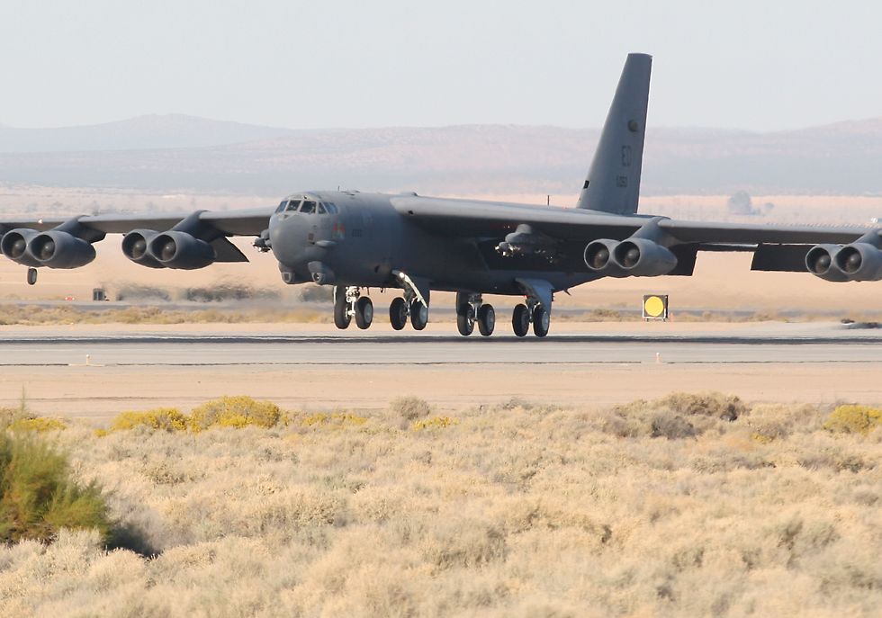 B52LandingCloseup_1.jpg