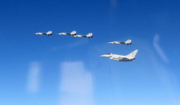Typhoon-escorts-Mig-31.jpg
