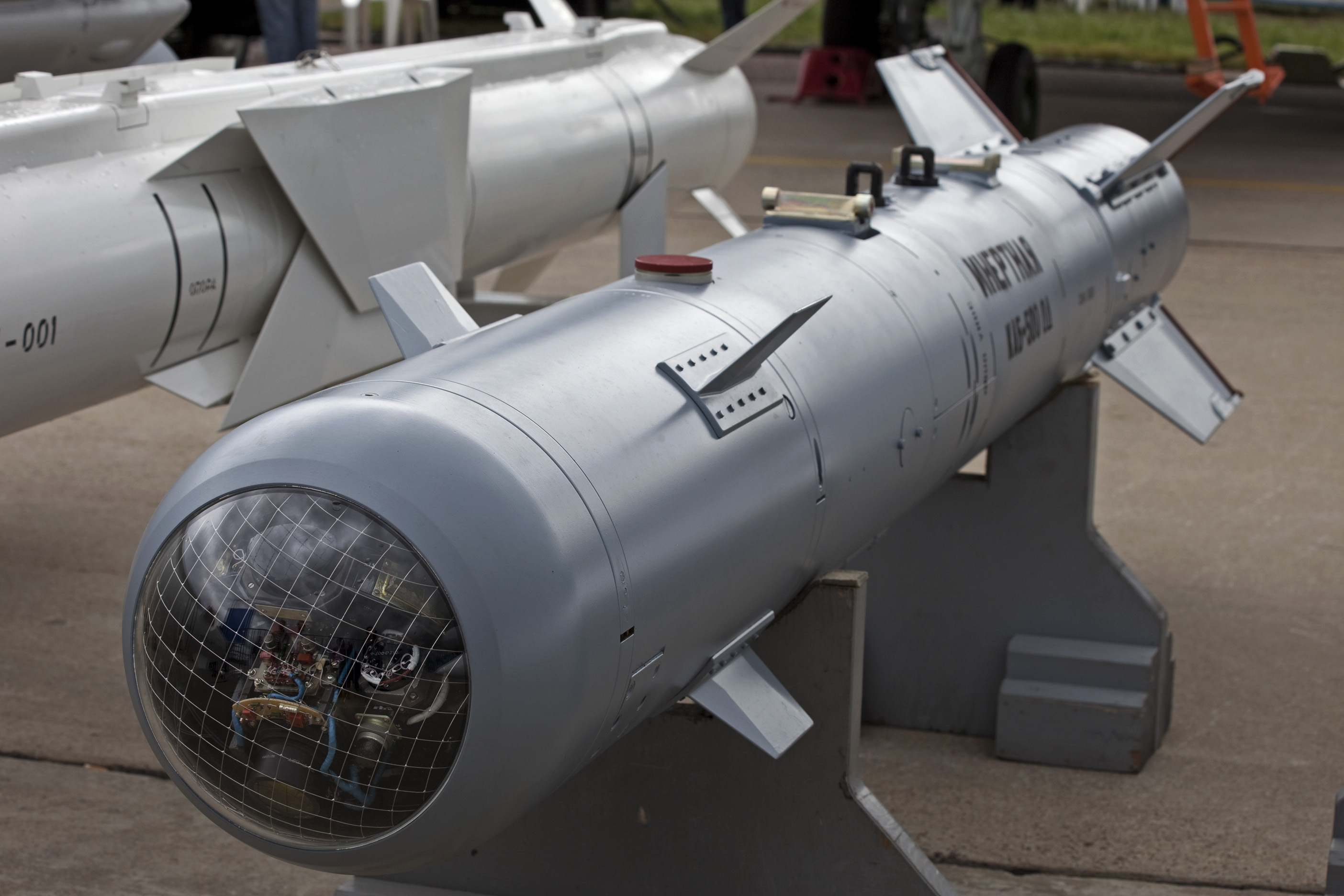 Smart_bomb_KAB-500OD,_MAKS_2009.jpg