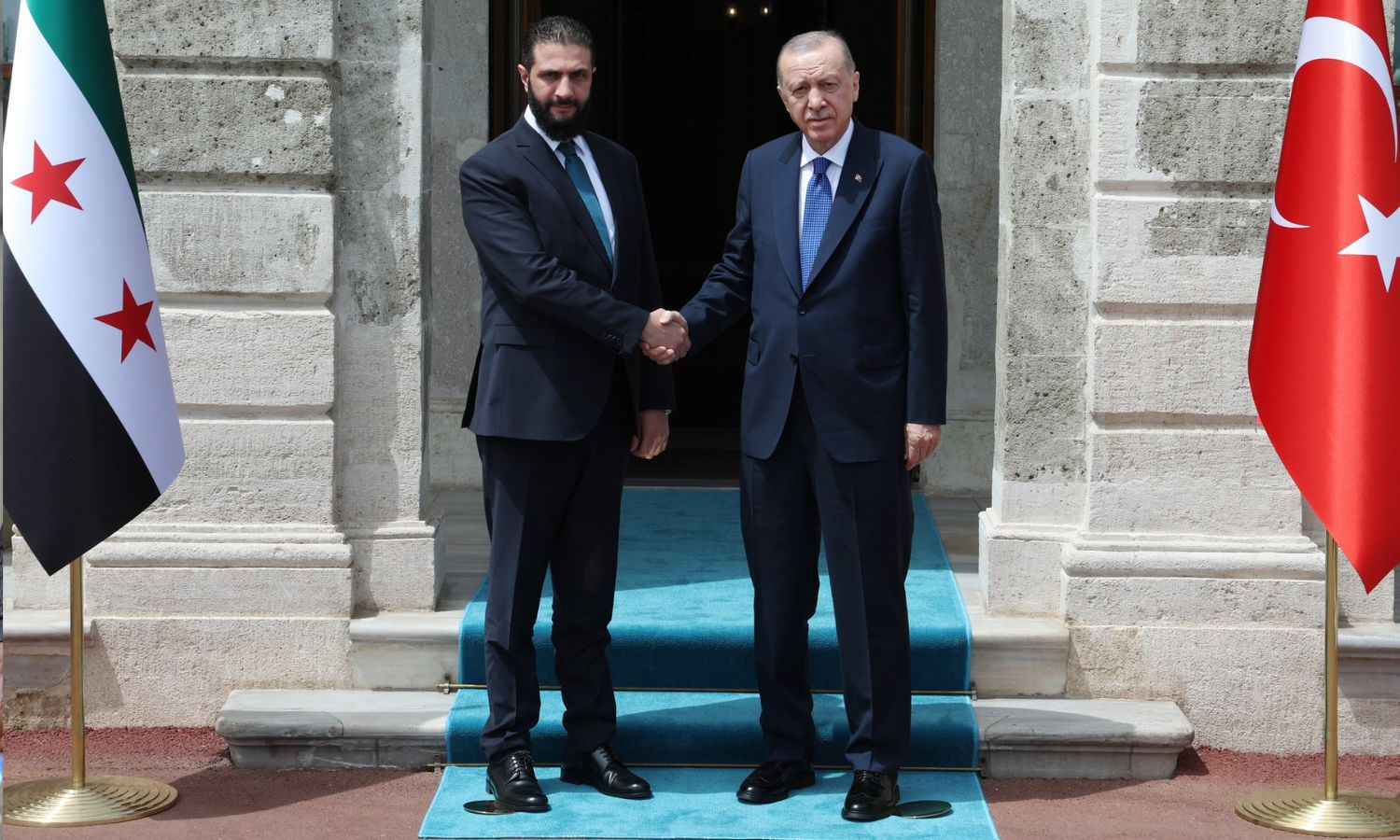 الرئيس التركي، رجب أردوغان، يستقبل نظيره السوري أحمد الشرع في القصر الرئاسي في إسطنبول 24 من أيار 2025( الرئاسة التركية /إكس)
