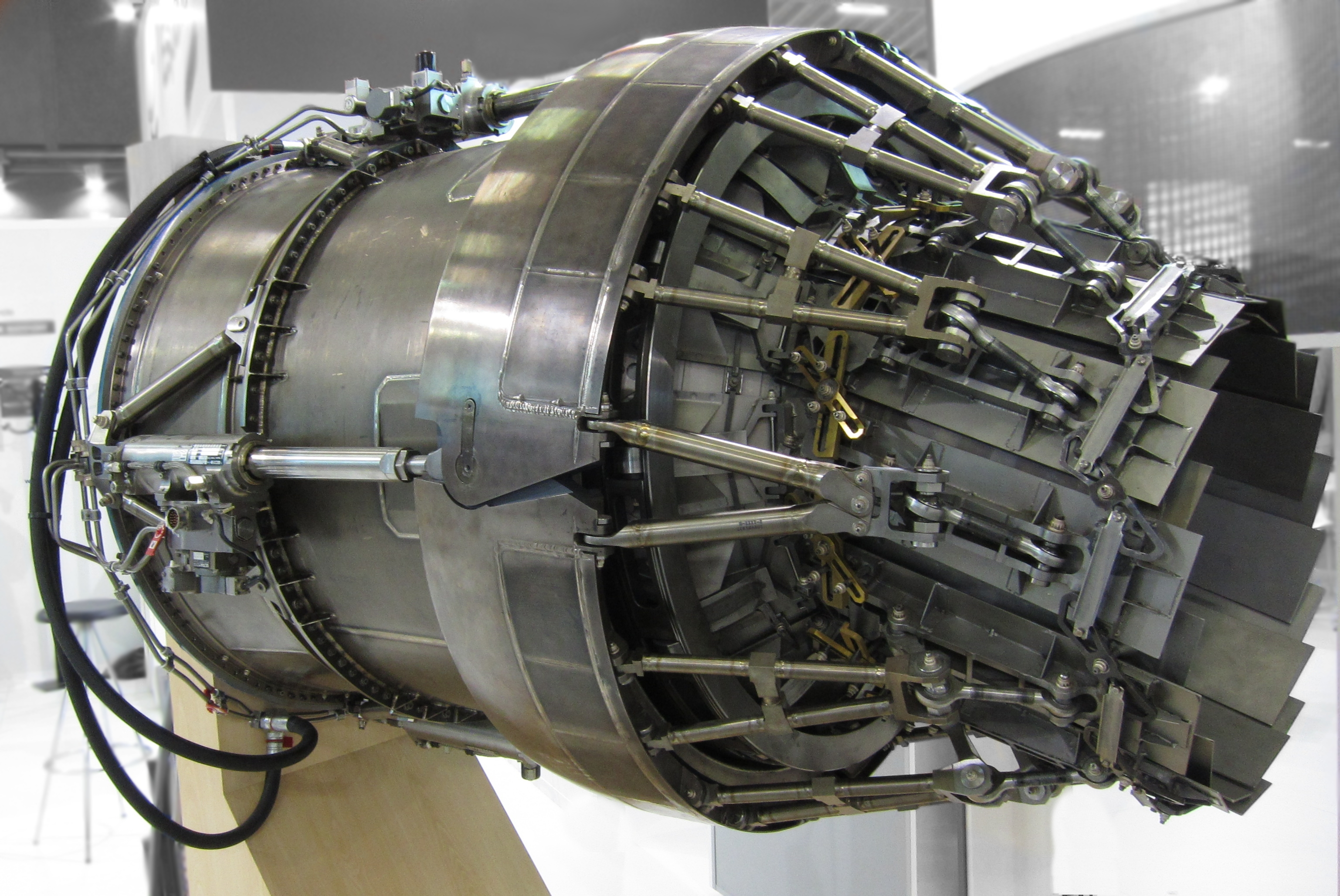 Nozzle_of_EJ200_afterburning_turbofan_(5).jpg