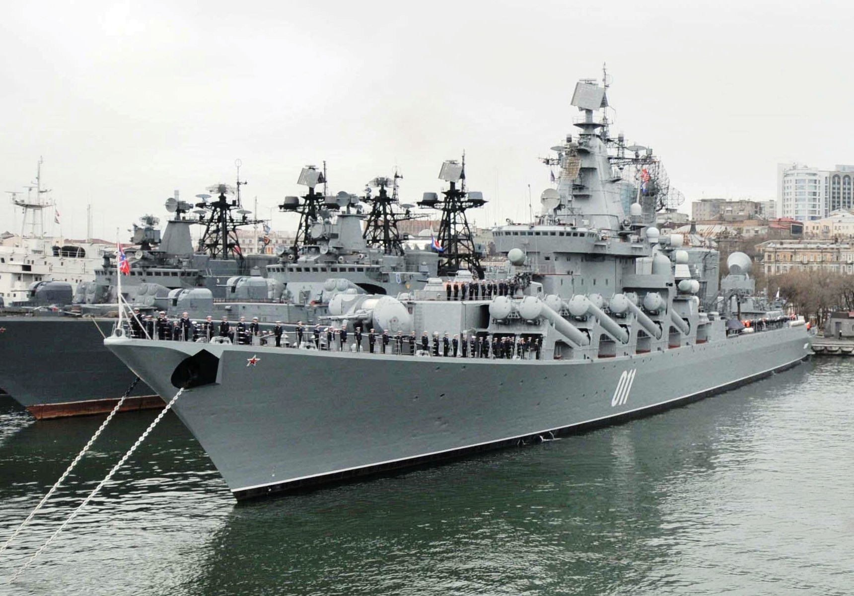 Missile_cruiser_Varyag_in_Vladivostok,_2010.jpg