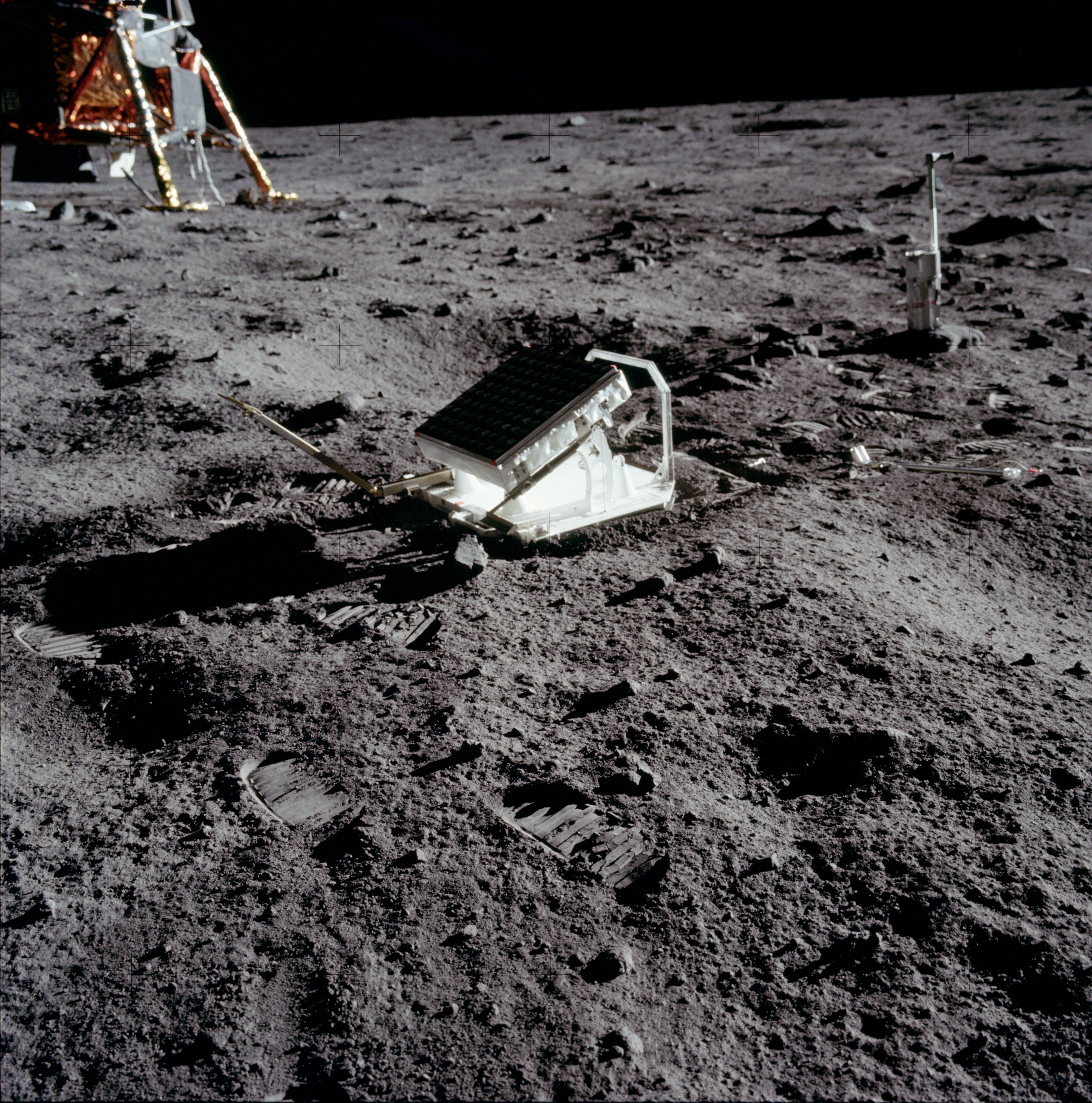 Apollo_11_Lunar_Laser_Ranging_Experiment.jpg