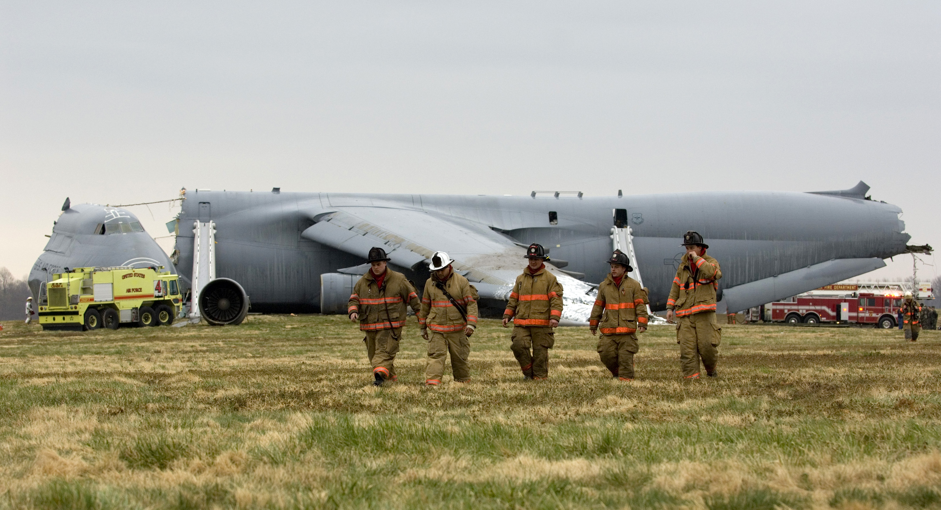 C-5_Galaxy_crash_2006-04-03_F-0859C-017.jpg