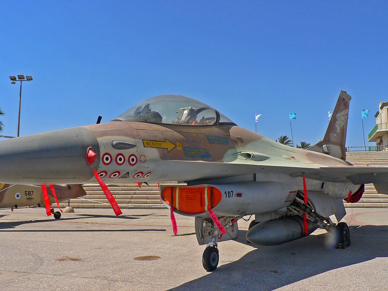 1280px-F-16netz003.jpg