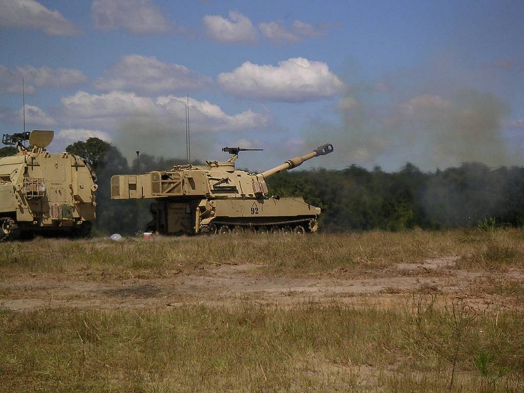 m109a6paladin_04.jpg