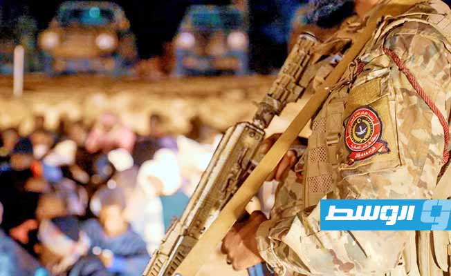 المهاجرين الذين جرى توقيفهم من قبل مفارز «اللواء 444 قتال» بعمق الصحراء الليبية. (اللواء 444 قتال)