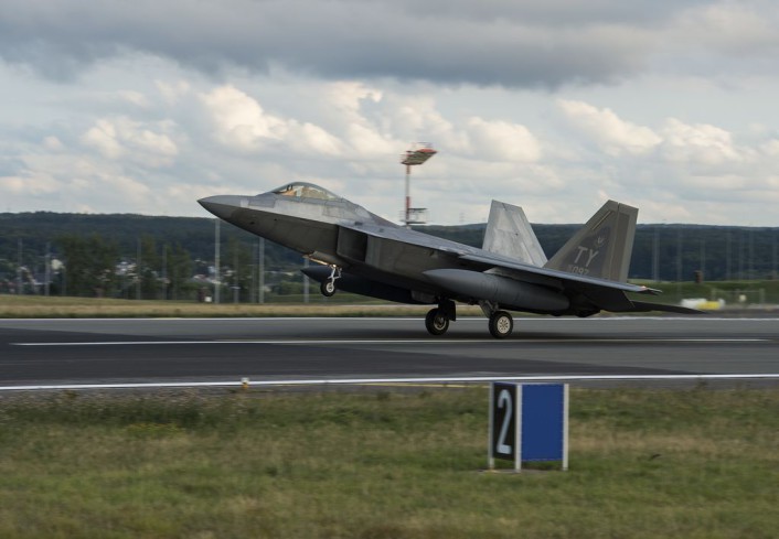 F-22-arrive-Spang_18-706x489.jpg