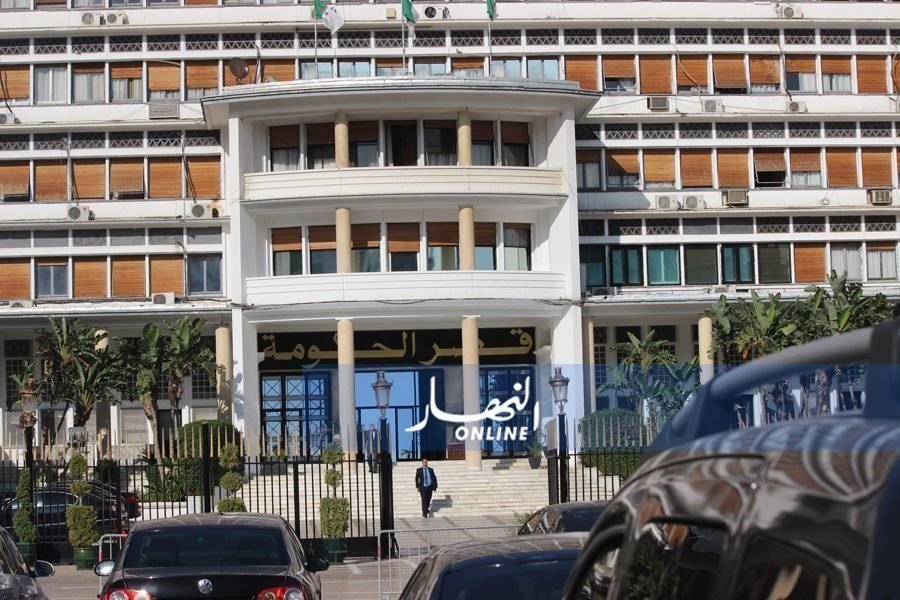 الحكومة توافق على صفقتین بالتراضي لتزويد وھران بالـماء الشروب