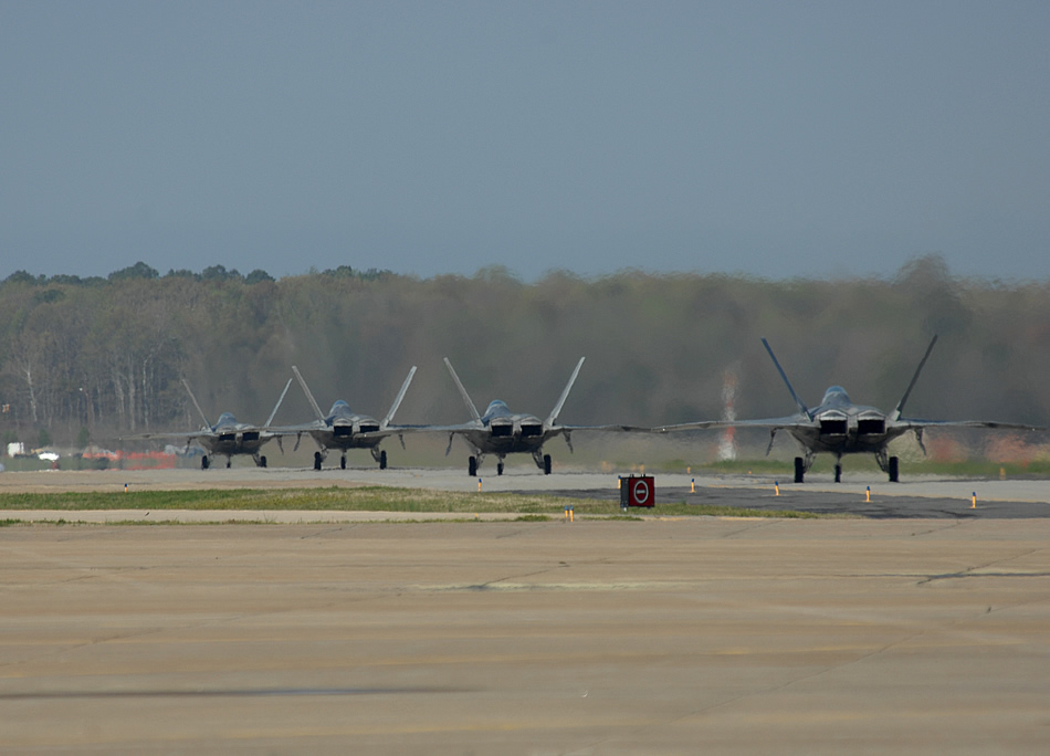 f-22-raptor-line-04-2011.jpg