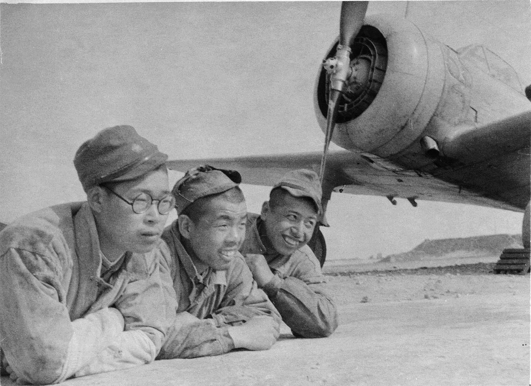 Nakajima_Ki-27_and_Japanese_personnel.jpg