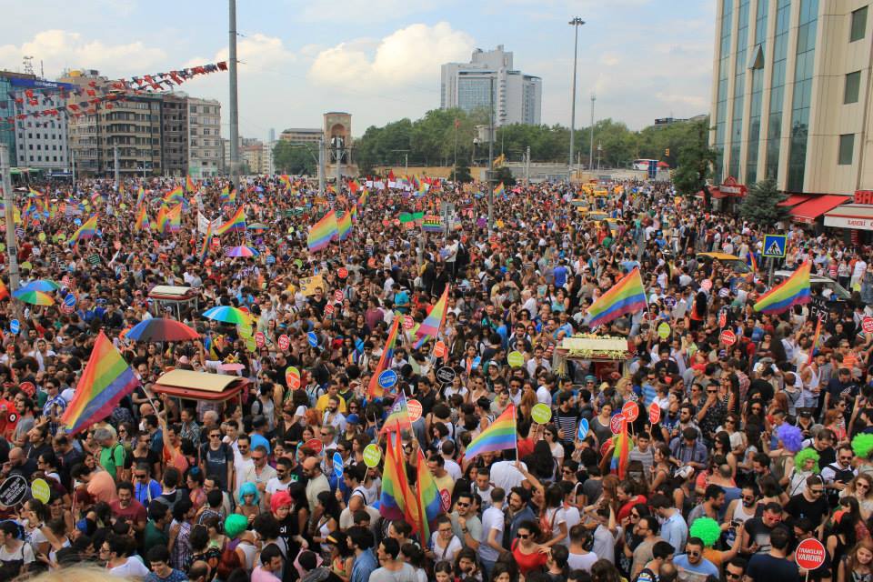 Gay_pride_Istanbul_2013_-_Taksim_Square.jpg