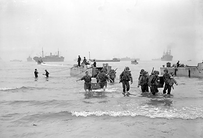 American_troops_landing_on_the_beach_at_Arzeu.jpg