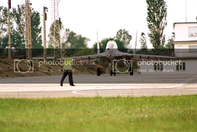 mig29taxiing10zj3.jpg