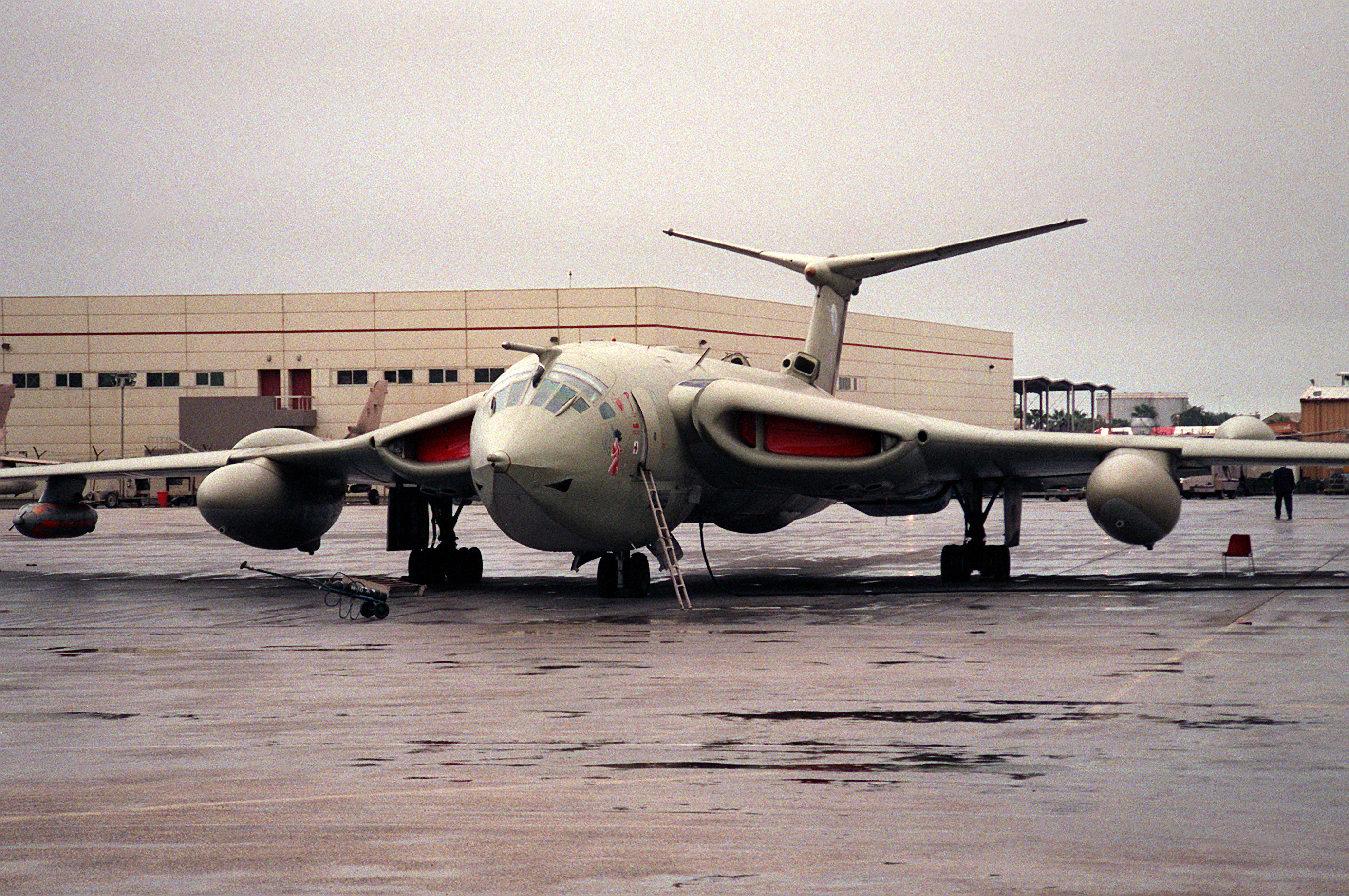 Handley_Page_Victor_in_Jubail_naval_airport.jpg