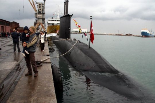 tcg-canakkale-denizaltisina-yogun-ilgi-samsun-20091029AY245073-01.jpg