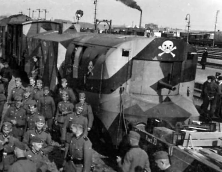 panzerzug_with_totenkopf-741x575.jpg
