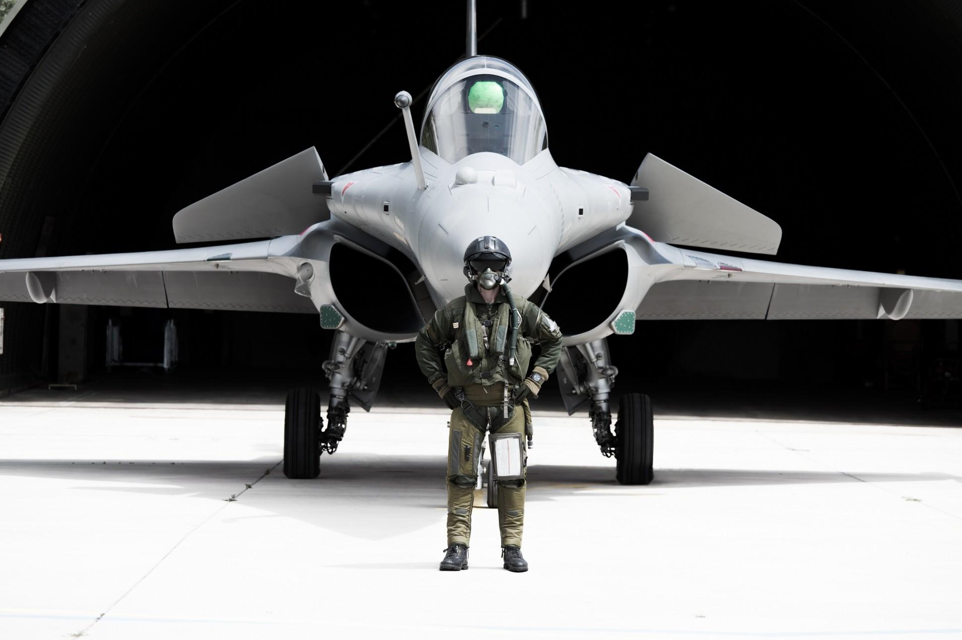 Rafale-pilot-wearing-BR03-1940x1290.jpg