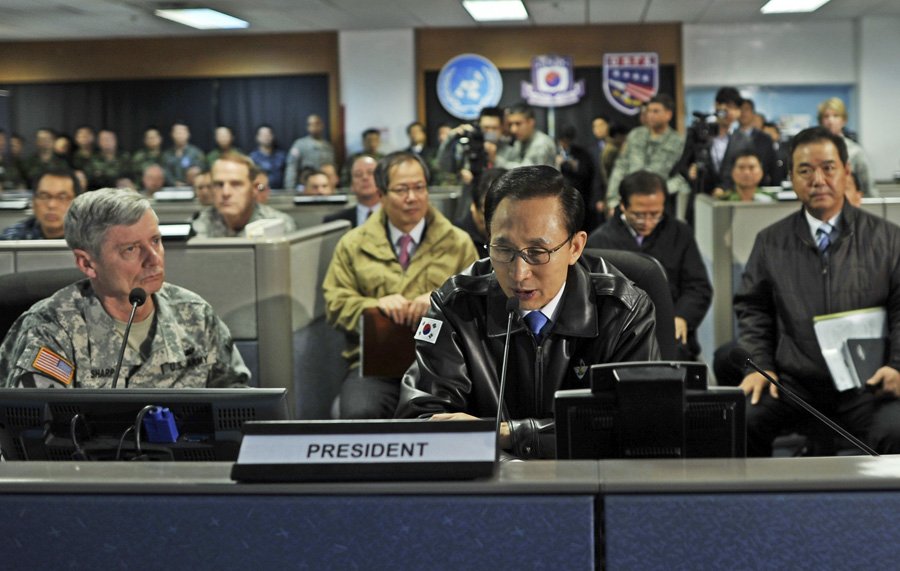 lee-myung-bak-encourages-field-commanders-after-being-briefed-by-gen-walter-sharp.jpg