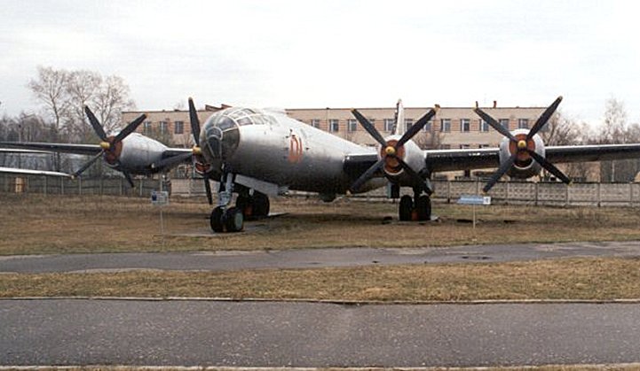 ru_monino_aircraft_tu4_02.jpg