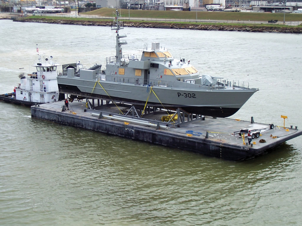 SHIP_CPB_PB-302_Swiftship_Iraqi_on_Tug_lg.jpg