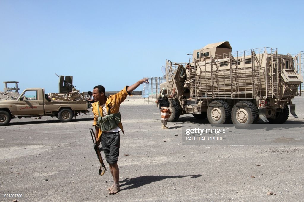 progovernment-forces-walk-in-the-western-yemeni-coastal-town-of-mokha-picture-id634394790